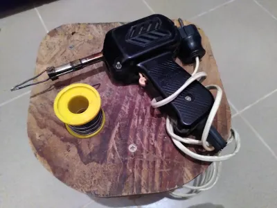 Pistol de lipit cu cositor