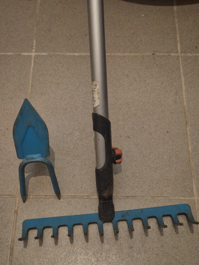 Greblă telescopică cu capete interschimbabile