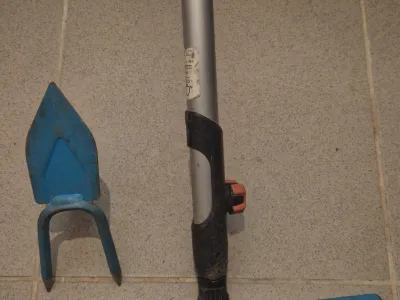 Greblă telescopică cu capete interschimbabile