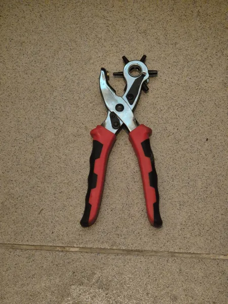 Perforator rotativ pentru piele