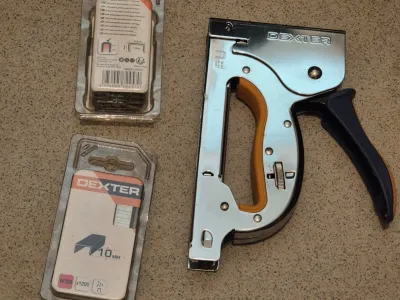 Pistol tapiterie (capsator manual) cu capse