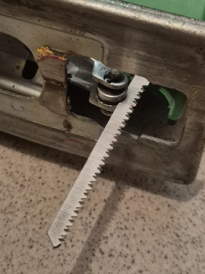 Fierăstrău pendular electric