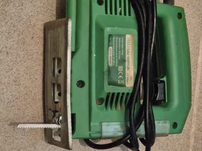 Fierăstrău pendular electric