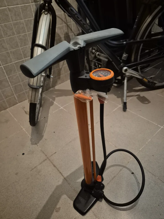 Pompa verticală pentru bicicletă cu manometru