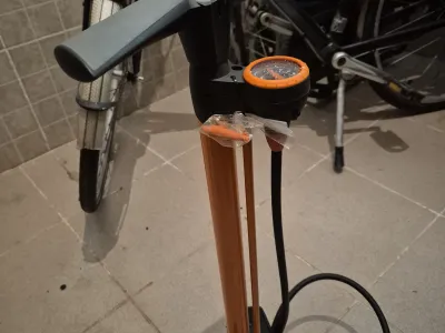 Pompa verticală pentru bicicletă cu manometru