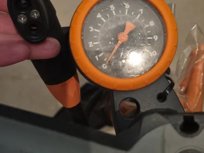 Pompa verticală pentru bicicletă cu manometru