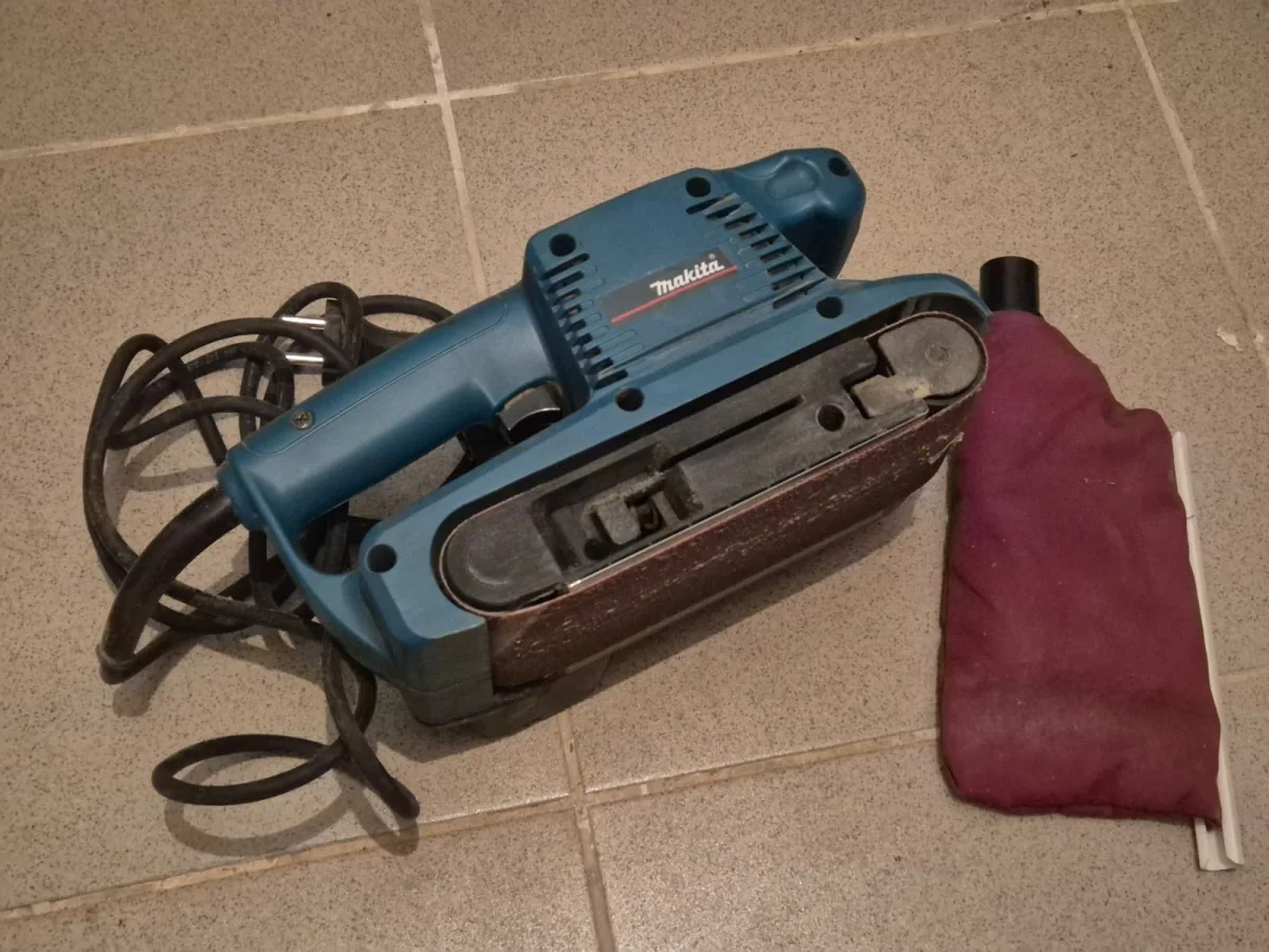 Slefuitor cu bandă Makita