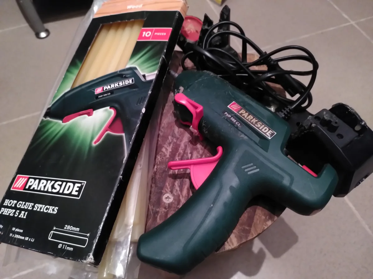 Pistol de lipit cu silicon